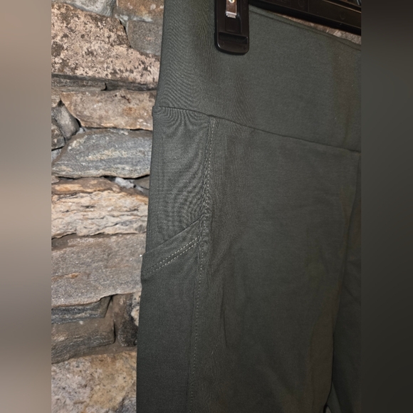 Lou & Grey NWT Women's Green Ponte Pocket Legging - Picture 2 of 13